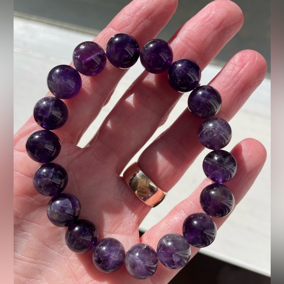 Amethyst polished round crystal gemstone bead bracelet - Picture 3 of 5